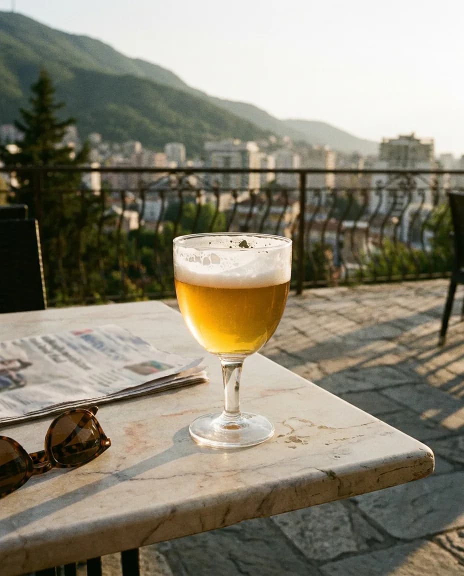 La Trappe Blond — në një tavolinë kafeneje në Tiranë
