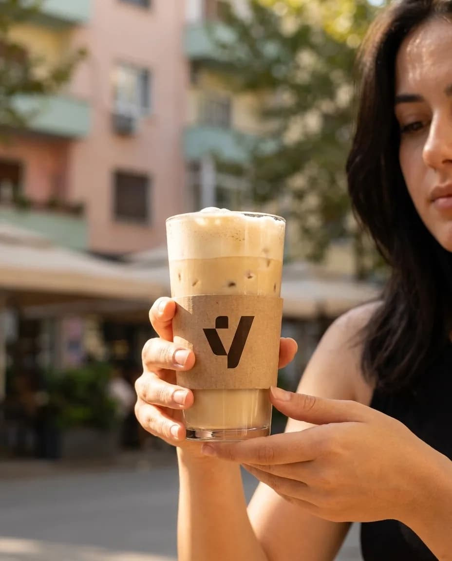 Kafe Frape me Baileys dhe Qumësht — në dorë në një rrugë të Tiranës